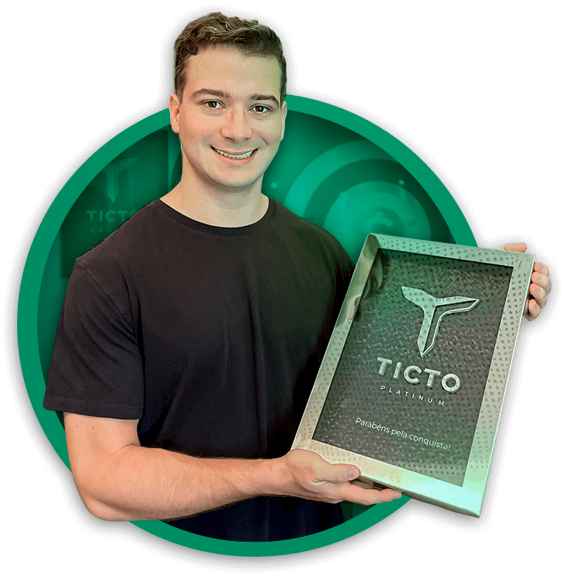 João Pedro segurando a placa Ticto Platinum